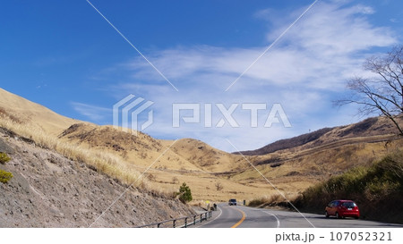 由布岳ではない　湯布院町川上のパーキングの景色　由布岳南西方向の道路にて2023-02-05 107052321