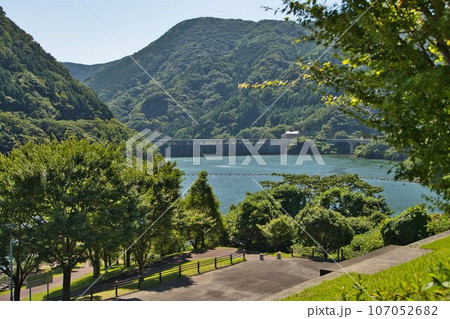 緑豊かな自然に囲まれた湖『萱瀬ダム』　長崎県大村市黒木町　国道444号線沿い 107052682