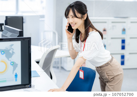 オフィスで働くビジネスウーマン オフィスで働くビジネスウーマン 107052700