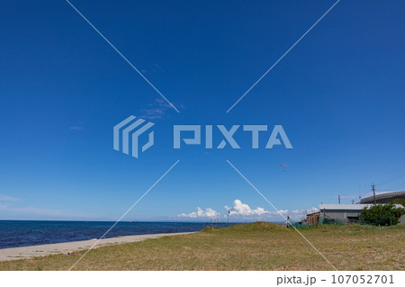 夏の海岸、遠くにポツンとパラモーター 107052701