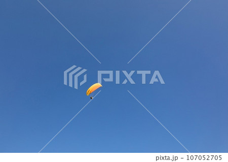 パラモーターを真下から眺める パラモーターを真下から眺める 107052705