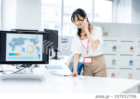 オフィスで働くビジネスウーマン オフィスで働くビジネスウーマン 107052706