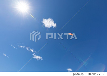 夏の空に映えるパラモーター 107052707