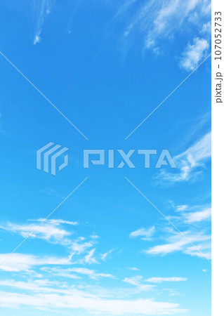秋の青空と雲 秋の青空と雲 107052733