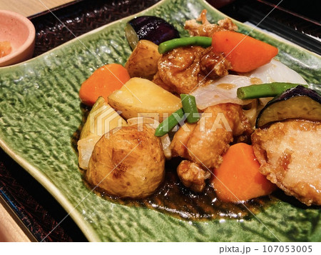 昼食で食べる「鶏と野菜の黒酢あん定食」 昼食で食べる「鶏と野菜の黒酢あん定食」 107053005