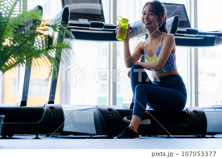 スポーツジムでトレーニングする若い女性 スポーツジムでトレーニングする若い女性 107053377