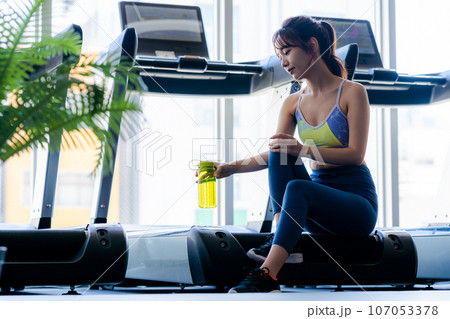 スポーツジムでトレーニングする若い女性 スポーツジムでトレーニングする若い女性 107053378