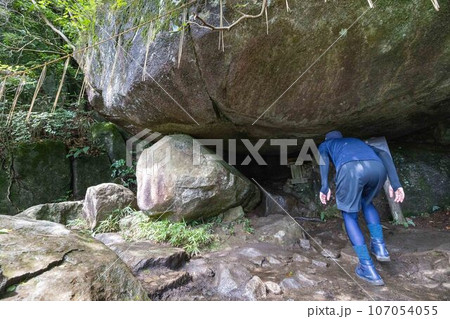 筑波山の奇岩「母の胎内くぐり」を潜るアクティビティーに挑戦 107054055