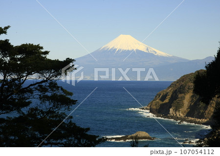 恋人岬から望む、海越しの富士山 107054112