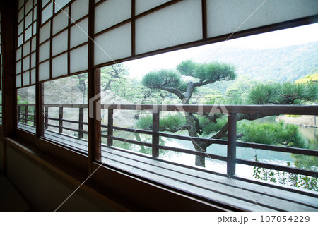 和室の窓越しに見た日本庭園 和室の窓越しに見た日本庭園 107054229
