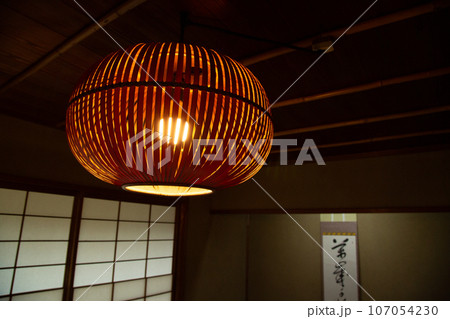 日本家屋の和モダンな電灯のイメージ 107054230