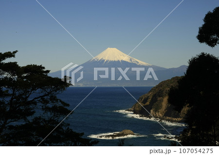 恋人岬から望む、海越しの富士山 107054275