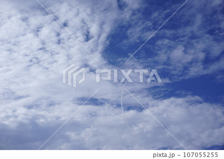 空に描かれた飛行機雲 空に描かれた飛行機雲 107055255