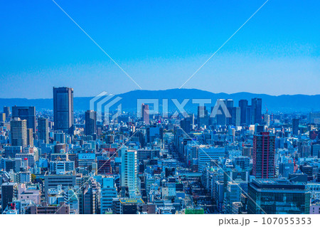 大阪市の西部の街並と高層ビル群 107055353