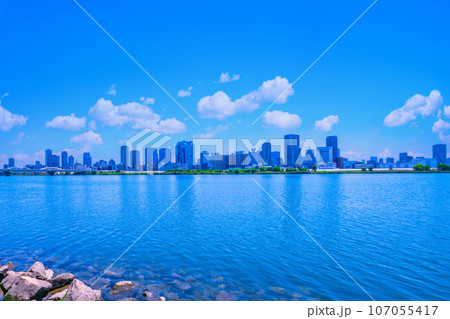 大阪梅田の高層ビル群と淀川 107055417
