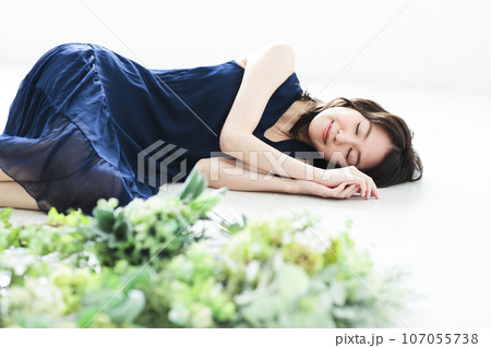 花束の横で寝転ぶ若い女性 107055738
