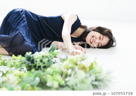 花束の横で寝転ぶ若い女性 107055739