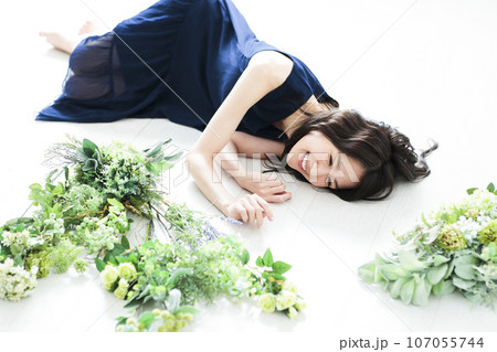 花束の横で寝転ぶ若い女性 107055744