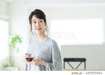 リビングで紅茶を飲む若い女性 107055831