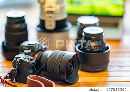 【フォトグラファー】カメラとノートパソコン【デスクワーク】 107056392