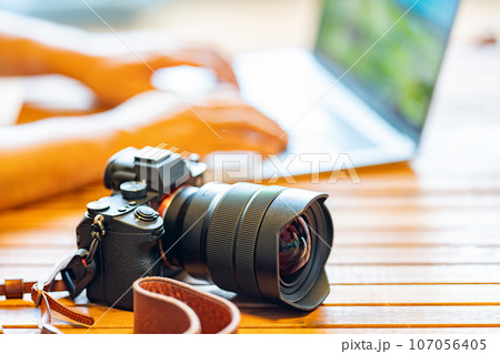 【フォトグラファー】カメラとノートパソコン【デスクワーク】 107056405