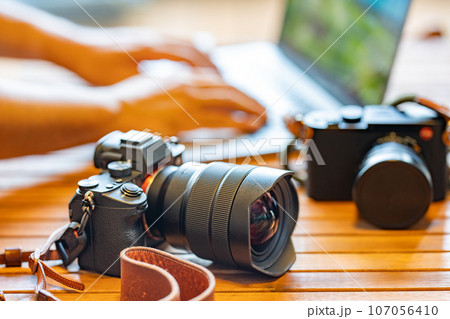 【フォトグラファー】カメラとノートパソコン【デスクワーク】 107056410