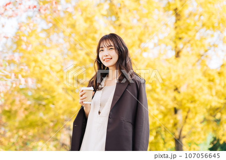 銀杏の木の下でコーヒーを飲む女性 銀杏の木の下でコーヒーを飲む女性 107056645