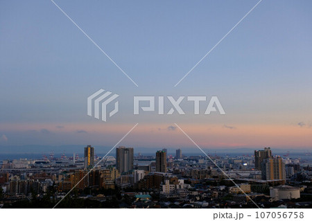夜明け前の神戸市街地のビル群。神戸の高台のビーナスブリッジより撮影 107056758