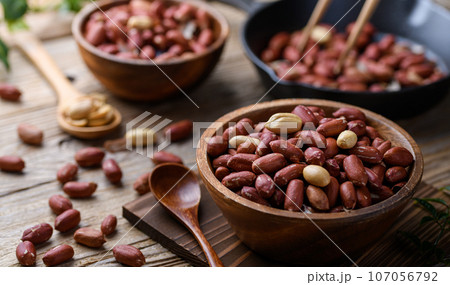 ピーナッツ （ 落花生 ）殻なし 皮付き ラッカセイ 木のお皿 古板背景 107056792