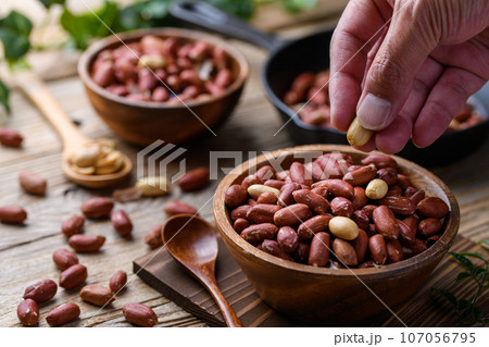 ピーナッツ （ 落花生 ）殻なし 皮付き ラッカセイ 木のお皿 古板背景 107056795