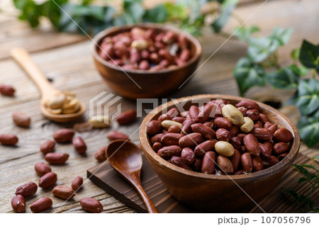 ピーナッツ （ 落花生 ）殻なし 皮付き ラッカセイ 木のお皿 古板背景 107056796