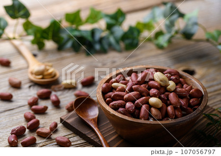 ピーナッツ （ 落花生 ）殻なし 皮付き ラッカセイ 木のお皿 古板背景 107056797