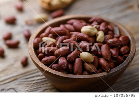 ピーナッツ ( 落花生 )殻なし 皮付き ラッカセイ 木のお皿 古板背景 ピーナッツ ( 落花生 )殻なし 皮付き ラッカセイ 木のお皿 古板背景 107056798