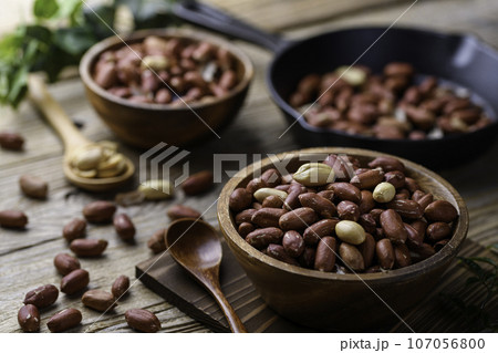 ピーナッツ （ 落花生 ）殻なし 皮付き ラッカセイ 木のお皿 古板背景 107056800