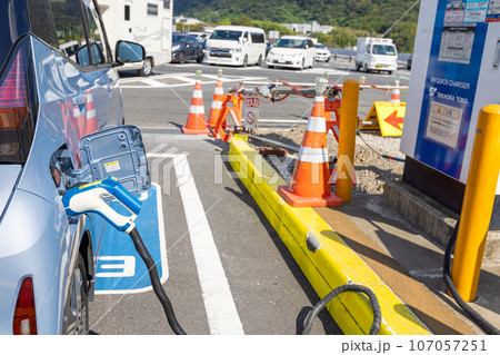 電気自動車の充電 107057251
