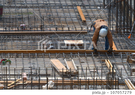 建築現場　新築住宅　型枠大工の作業風景 107057279