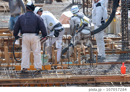 建築現場で働く作業員　生コン打設作業風景 107057284