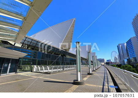 【神奈川県】晴天下のパシフィコ横浜 【神奈川県】晴天下のパシフィコ横浜 107057631