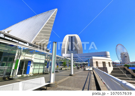 【神奈川県】晴天下のパシフィコ横浜 【神奈川県】晴天下のパシフィコ横浜 107057639