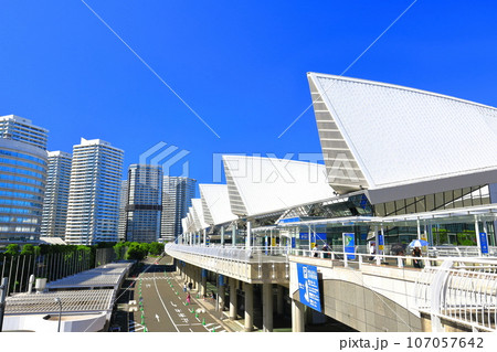 【神奈川県】晴天下のパシフィコ横浜 【神奈川県】晴天下のパシフィコ横浜 107057642