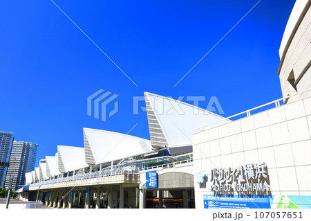 【神奈川県】晴天下のパシフィコ横浜 【神奈川県】晴天下のパシフィコ横浜 107057651
