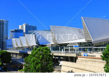 【神奈川県】晴天下のパシフィコ横浜 【神奈川県】晴天下のパシフィコ横浜 107057671