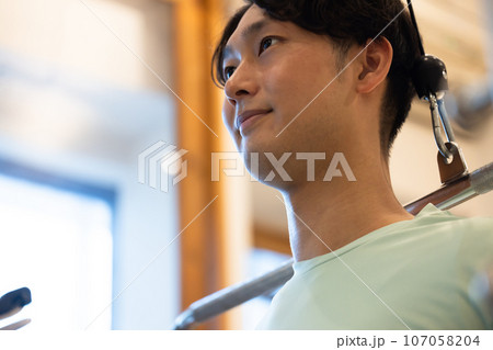 ジムで体を鍛える若い男性 ジムで体を鍛える若い男性 107058204