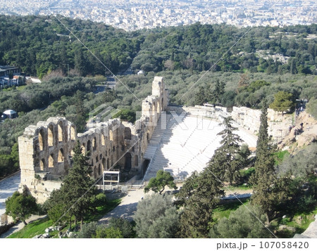 アクアポリスの丘から望むアテネの街並み　ギリシアにて 107058420