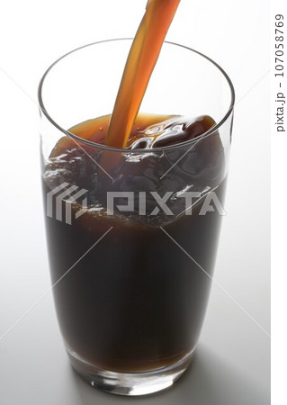 注ぐプルーンジュース 注ぐプルーンジュース 107058769