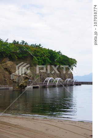 北海道江差町　瓶子岩と散歩道のアーチ橋 107058774