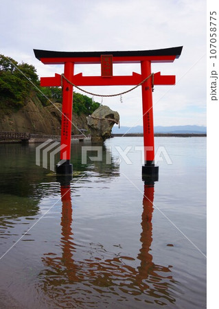 北海道江差町　厳島神社の鳥居と瓶子岩 107058775