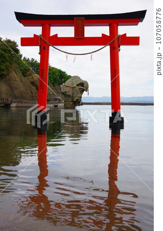 北海道江差町　厳島神社の鳥居と瓶子岩 107058776