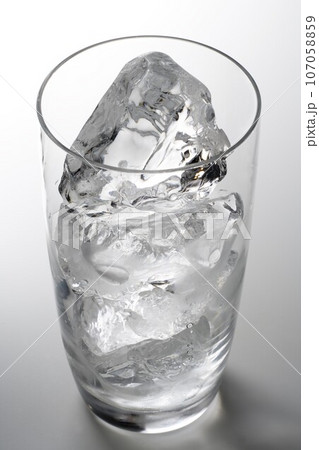 コップに氷 コップに氷 107058859