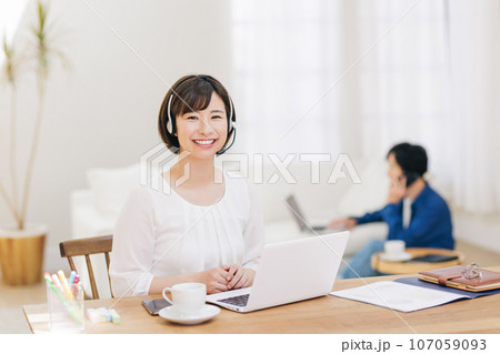 自宅でテレワークをするカップル 自宅でテレワークをするカップル 107059093